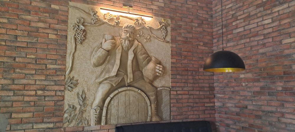 Барельефы скульптуры росписи декор стен скалы художник