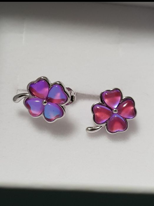 Продам серьги гвоздики серебро 925