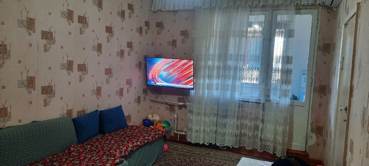 Чилонзор тумани, 19-мавзе, 4-хонали квартира сотилади.