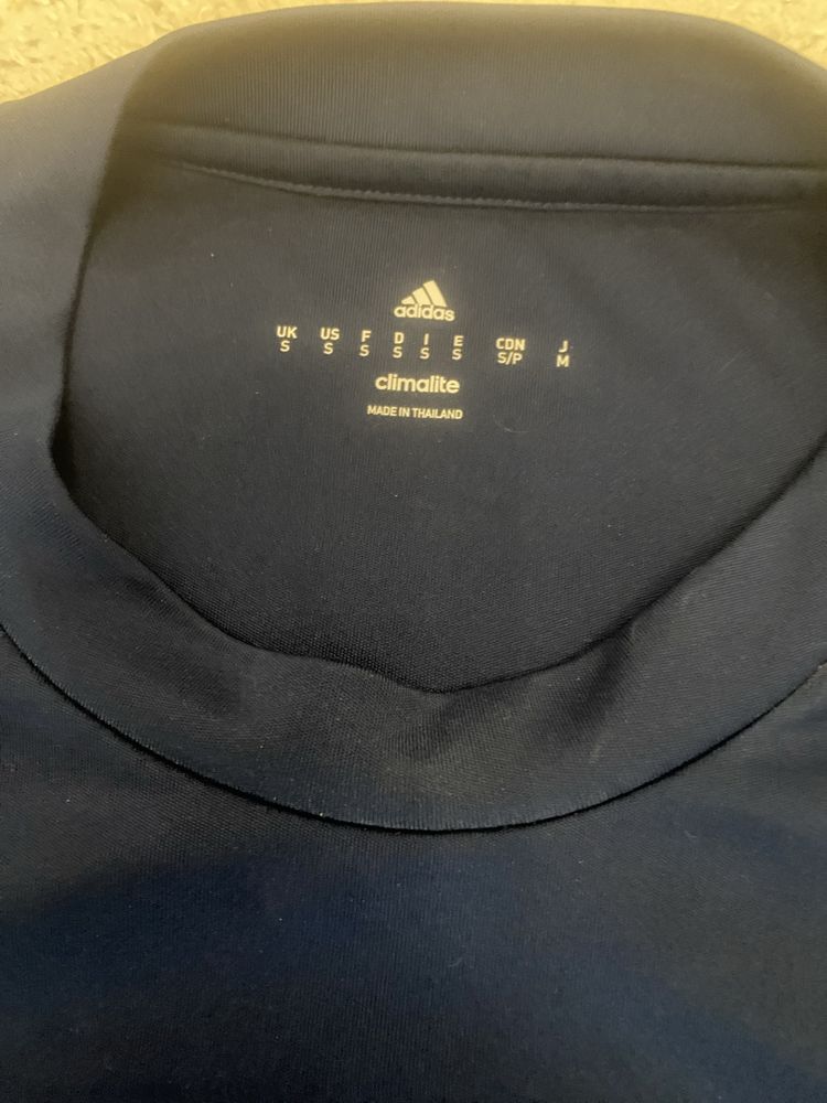 Тениска Adidas размер S запазена лека материя
