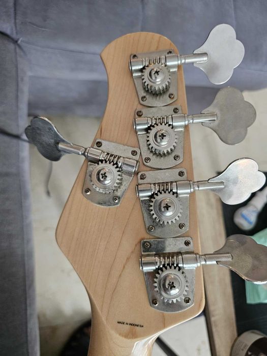 Sterling Ray35 by Music Man – 5-струнен бас с активна електроника