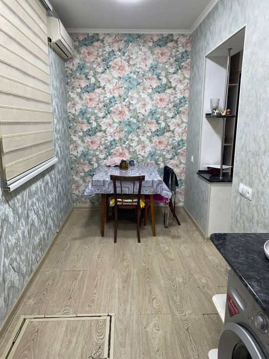 Продам срочно Чиланзар 20й квартал 1 комнатную на первом этаже.