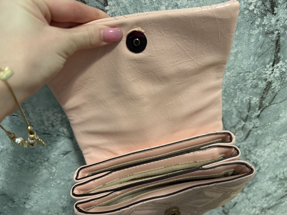 Уникална чанта Guess