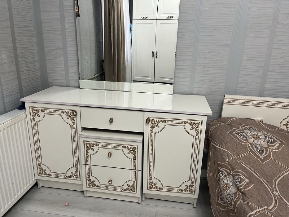 Двухспальный кровать комод и тумбочки в хорошем состоянии