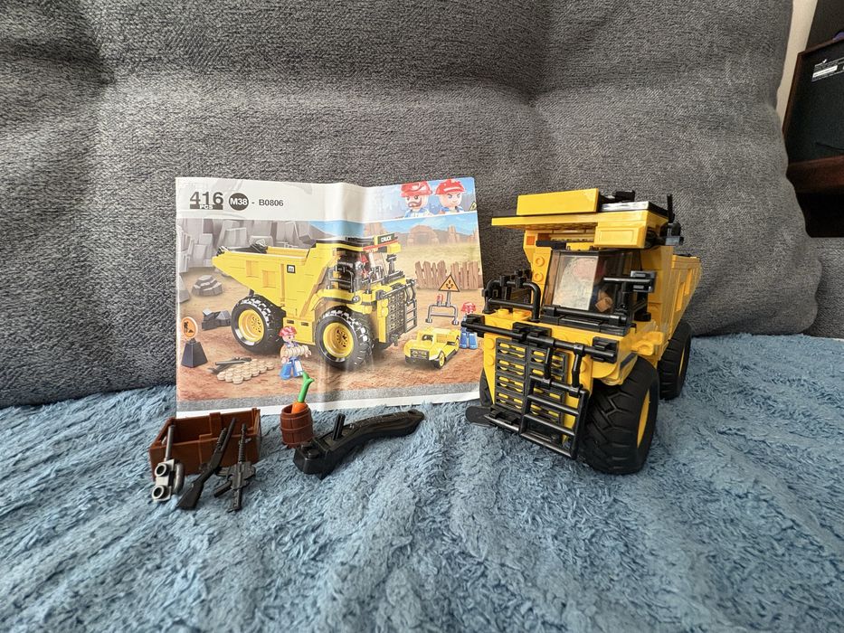 Собранный белаз от Sluban с инструкцией.