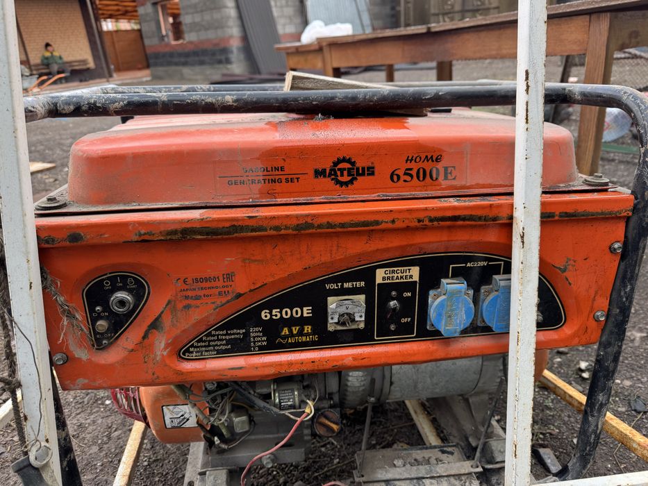 Продам бензиновый генератор. Матеус