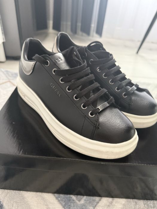 Сникърси на марката Guess