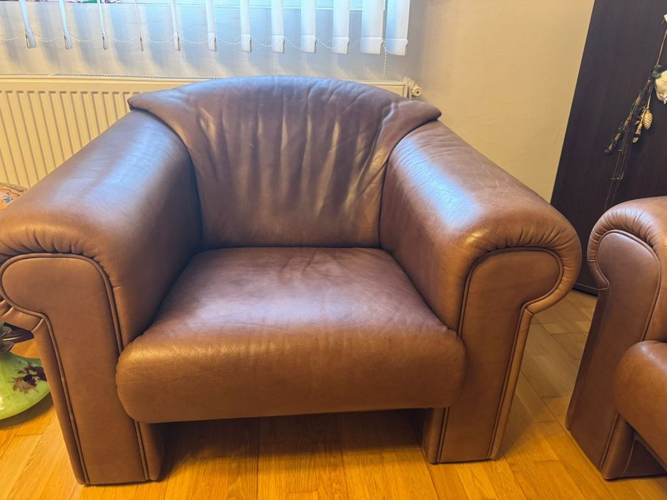 Vând canapea și două fotolii din piele neextensibile