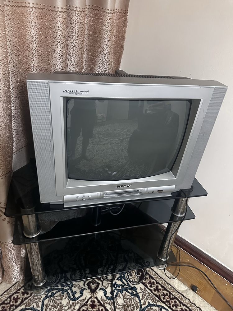 Продаётся телевизор + подставка для телевизора