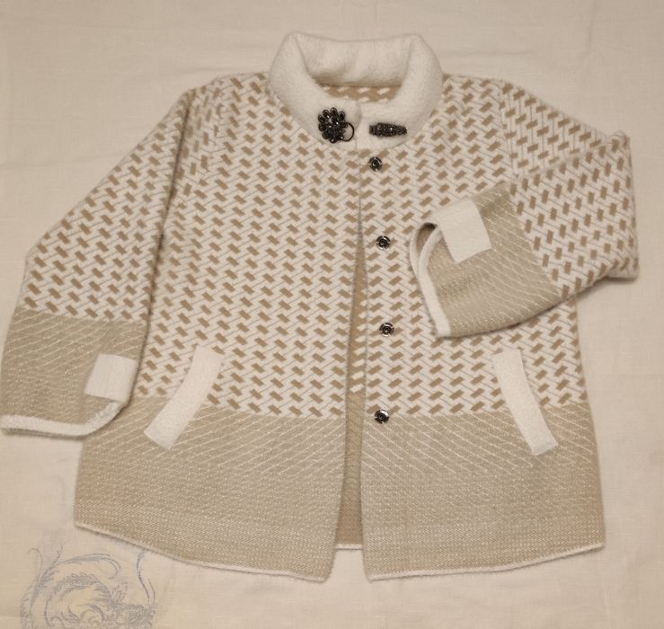 Кофта пуховая новая светло-бежевого цвета.  Рисунок ненавязчивый.