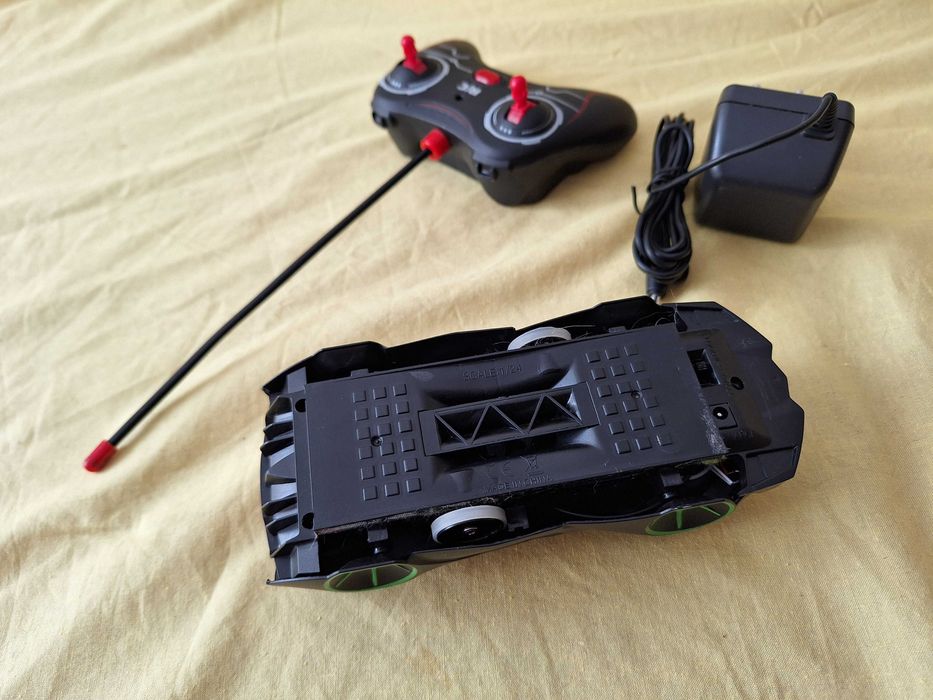 Masinuta cu telecomanda, acumulator si incarcator acum