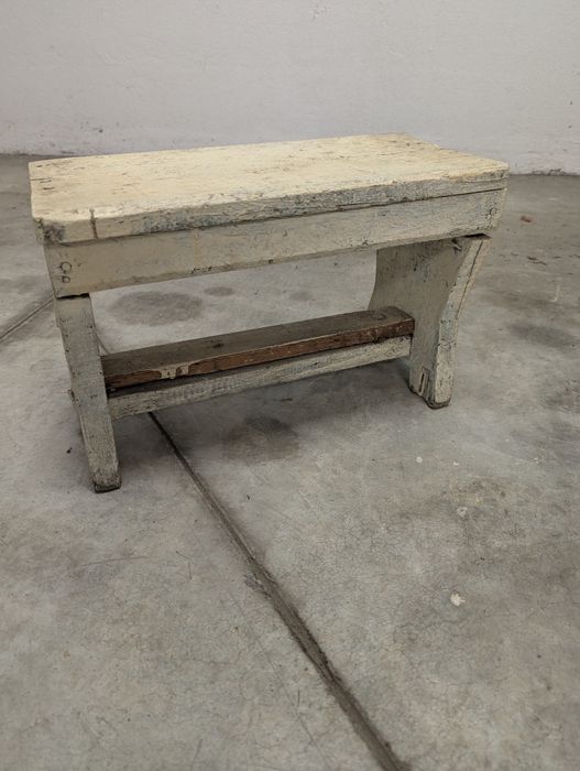 Старо дървено столче