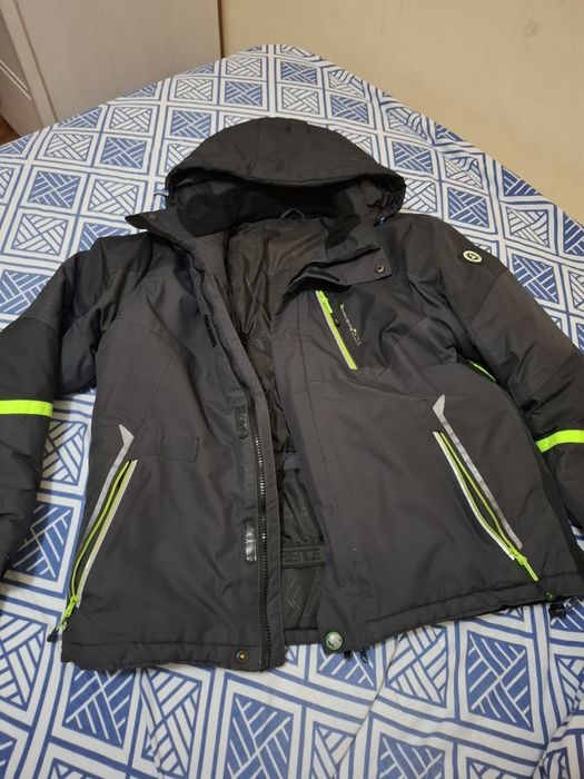 Мужская серая куртка с зелёными полосками