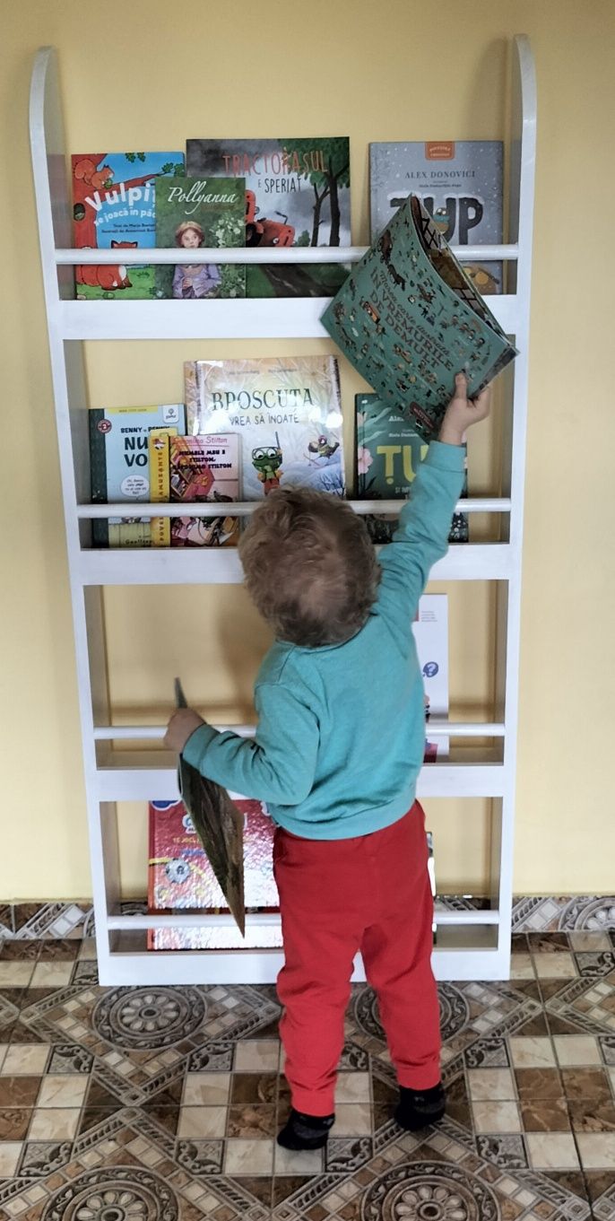 Biblioteca lemn masiv tip Montessori pentru copii