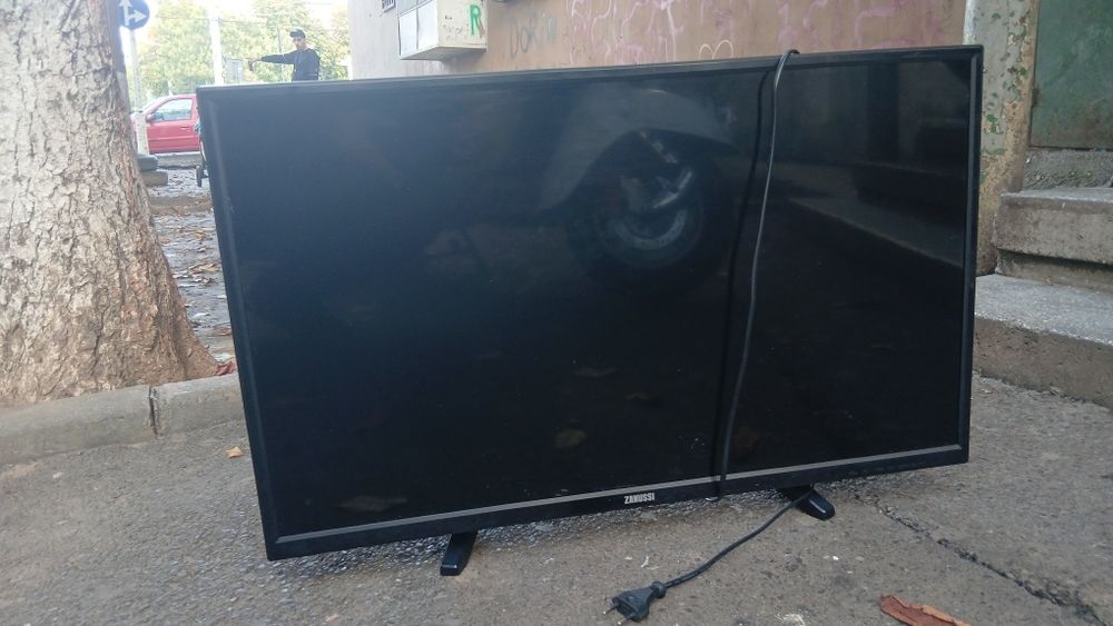 Vand tv zanussi 300 cine doreste sa sune nu mesaje nu raspund