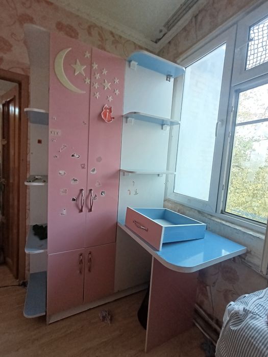 Продаю шкаф/шифоньер со столиком.