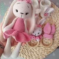 Подаръчен комплект за бебе- плетена играчка, терлички, дрънкалка зайче