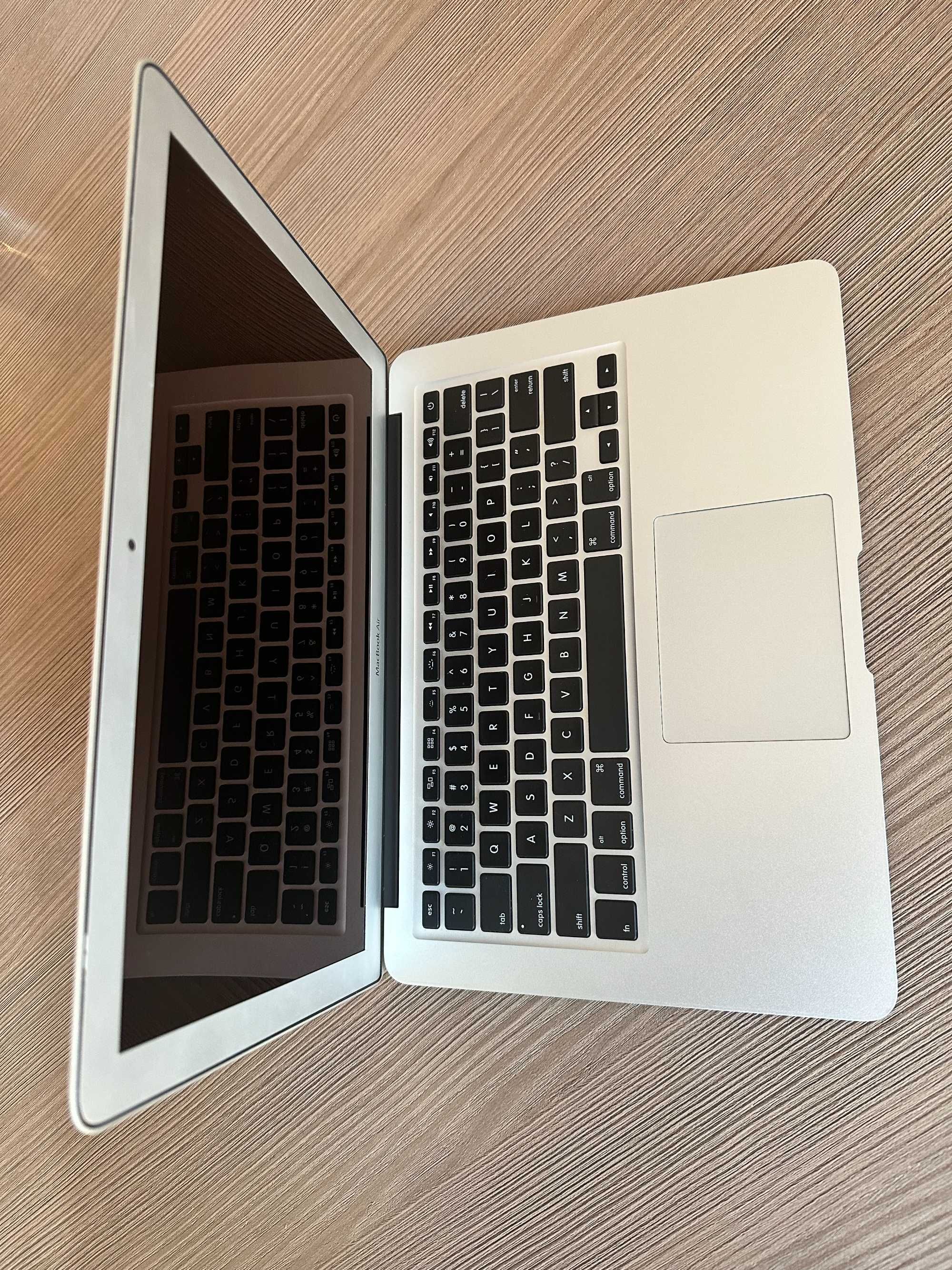 Mac Book Air 13-inch, с включени 3 бр. протектори и HDMi адаптер