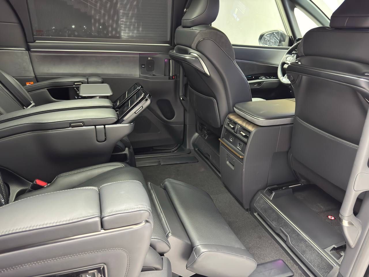 Продается абсолютно новый Lexus LM350h AWD