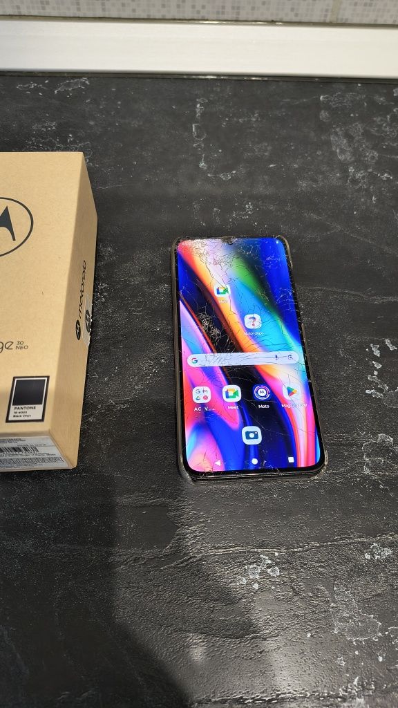 Telefon Motorola Edge 30 Neo, perfect funcțional, display crapat