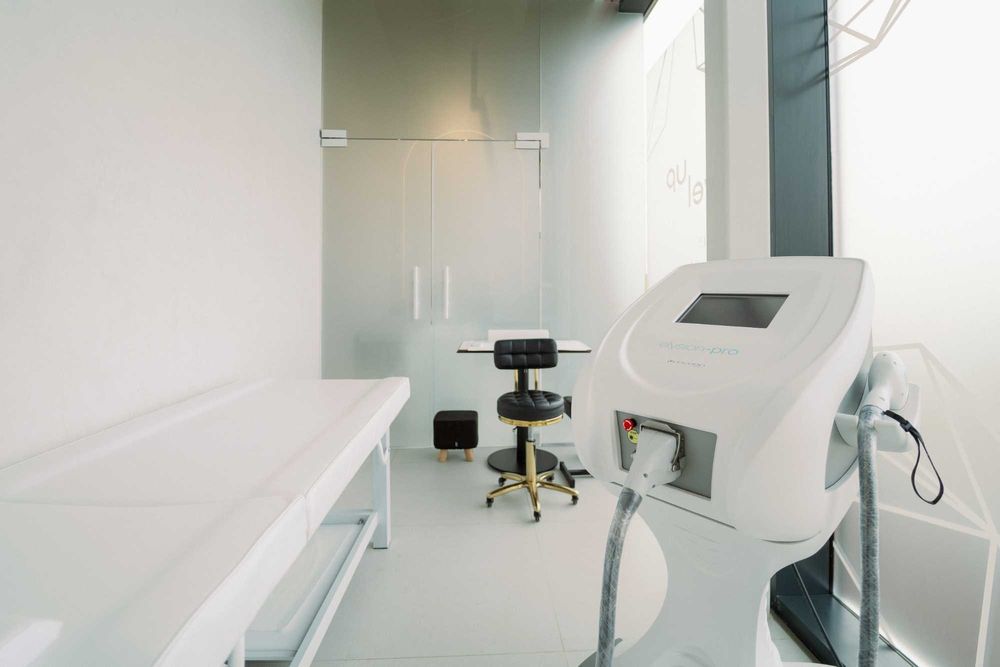 Inchiriez intreaga locatie sau 1 2 camere in Salon Servicii Frumusete