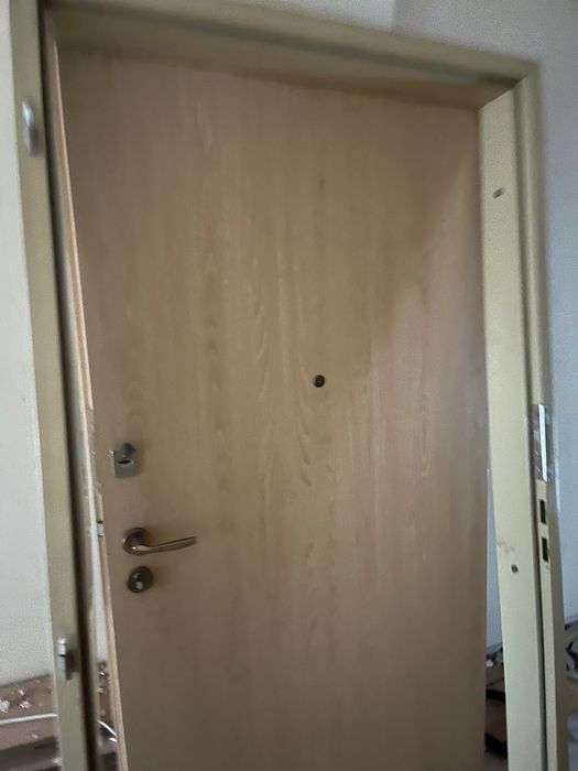 Входна врата дървена с метална каса