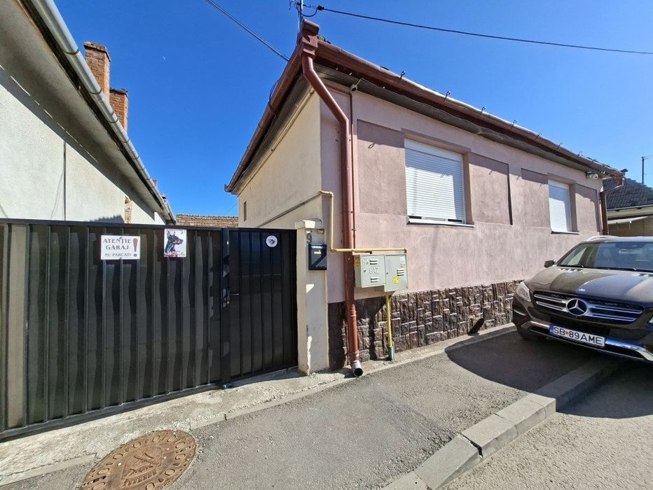 Casă cu 3 camere  curte comuna și curte proprie în Sibiu, strada Părul