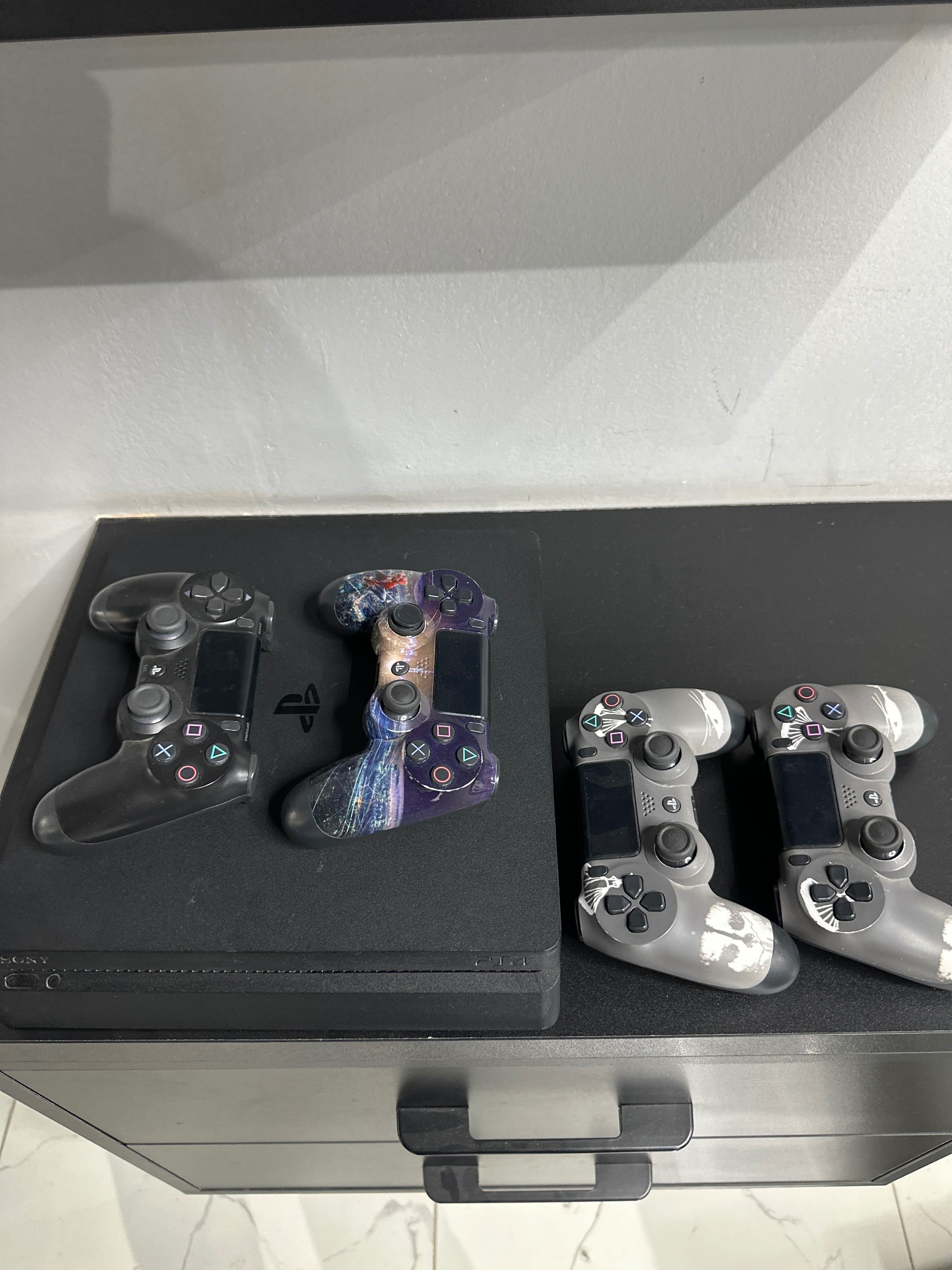 Playstation 4 +4джойстика в подарок