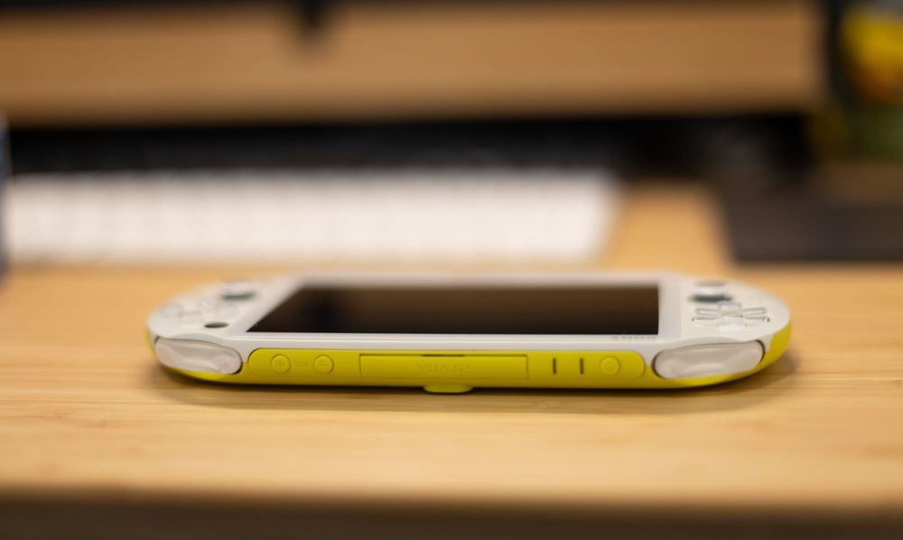 PS Vita PCH-2000 Lime Green