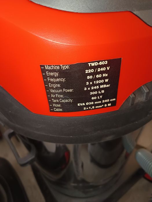 Професионална три моторна прахосмукачка