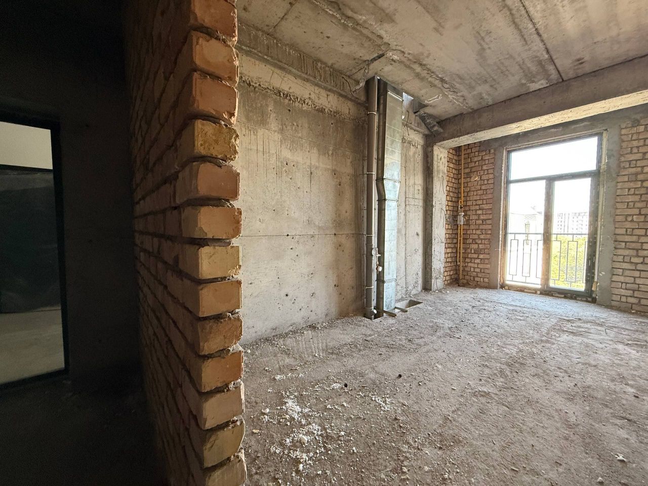 Продаётся 3х комнатная (коробка), Яккасарайский р-н,быв Челси Паб