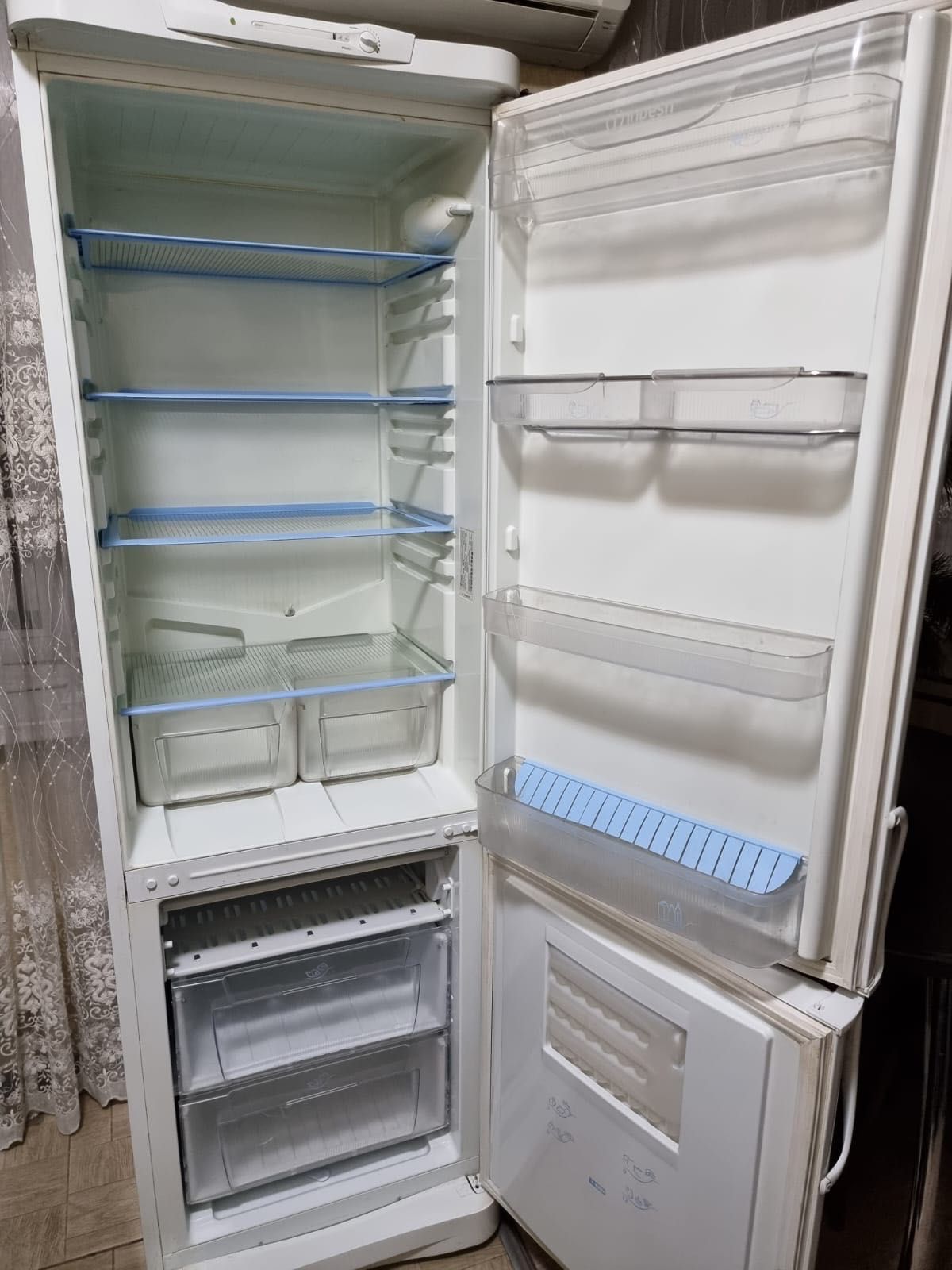 Продаю холодильник INDESIT