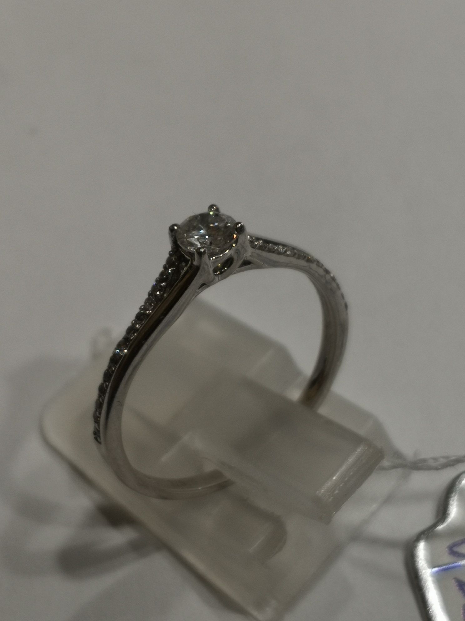 Vind inel din aur 9kt cu diamant 0,22ct