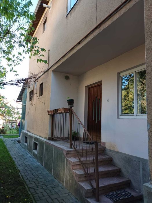 Casa cu etaj, 4 camere, central, cu acces auto in curte