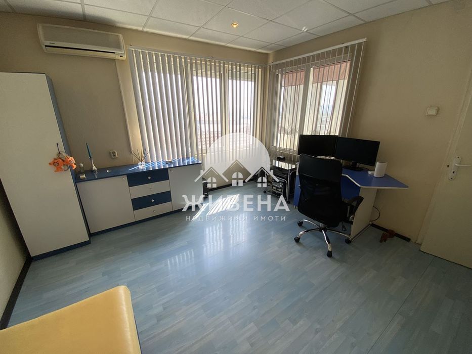 Продавам триетажна къща в обл.Варна, гр. Аксаково, РЗП: 306 кв.м