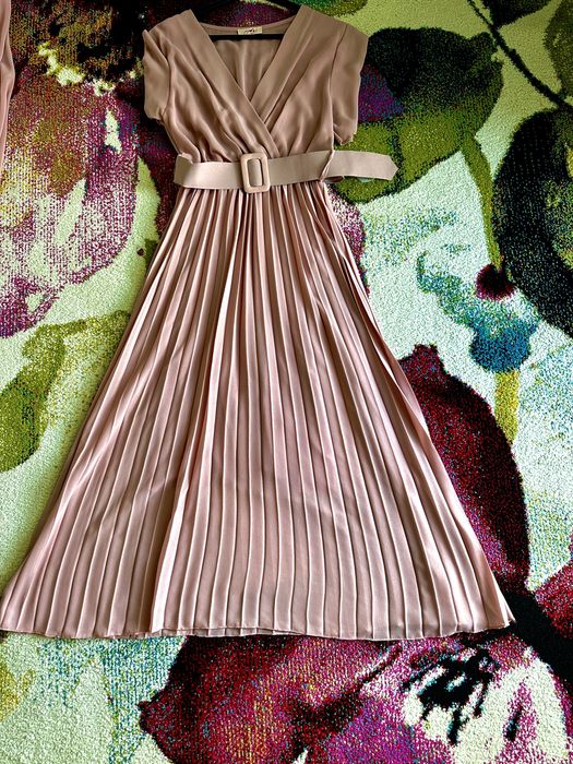 Rochii elegante de seara/de zi , in stare foarte buna