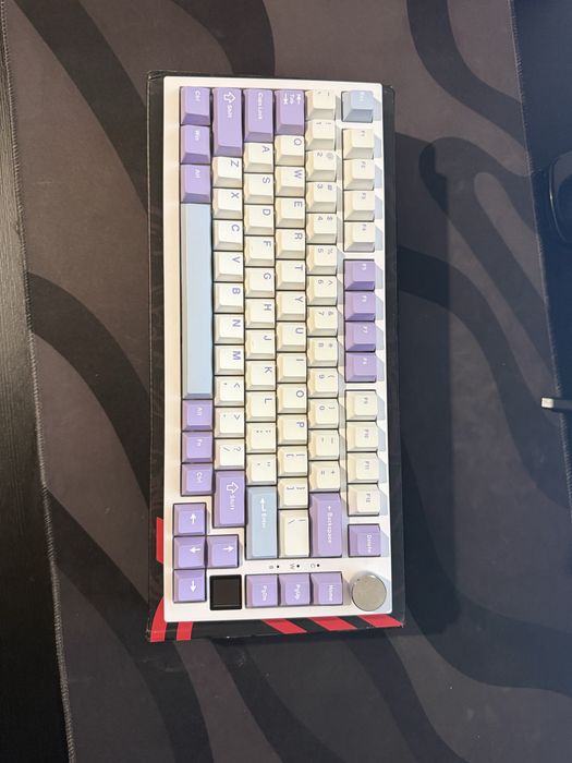 Продавам механична клавиатура Ajazz AK820 Pro + авиатор кабел ПОДАРЪК