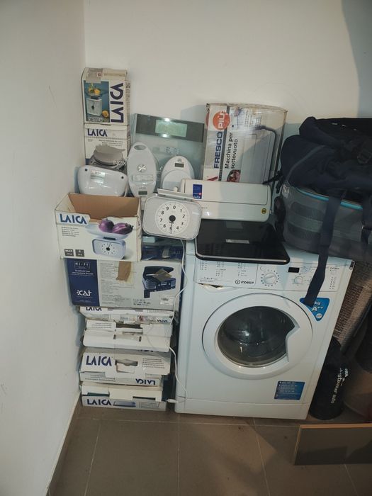Lot electronice – cântare, radio și mașină de vidat