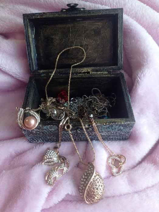 Кутийка за бижута, ръчно изработена, дървена с размери 10см*5**6см