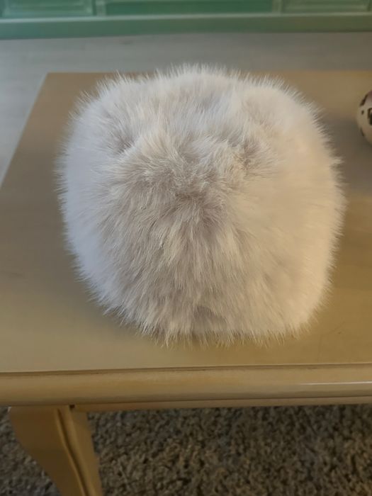 Бяла шапка от еко косъм