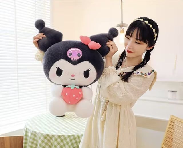 Голяма плюшена играчка Куроми с ягодка Kuromi 45cm