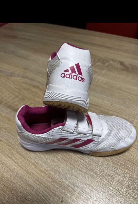 Vand 2 perechi de adidas