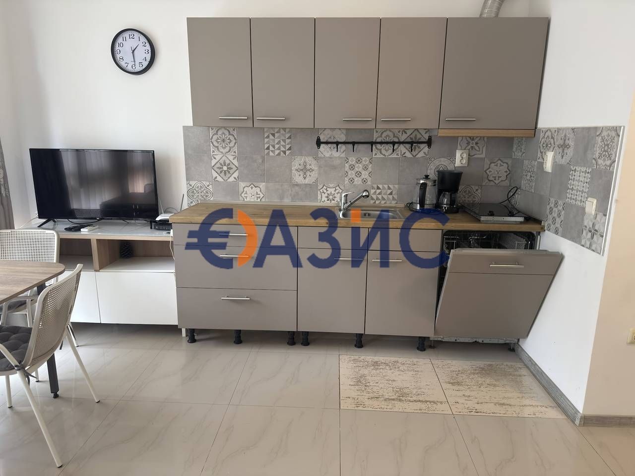 Продава се Двустаен апартамент в к.к. Слънчев бряг - 74 кв.м за 1061 €/кв.м - Снимка #2