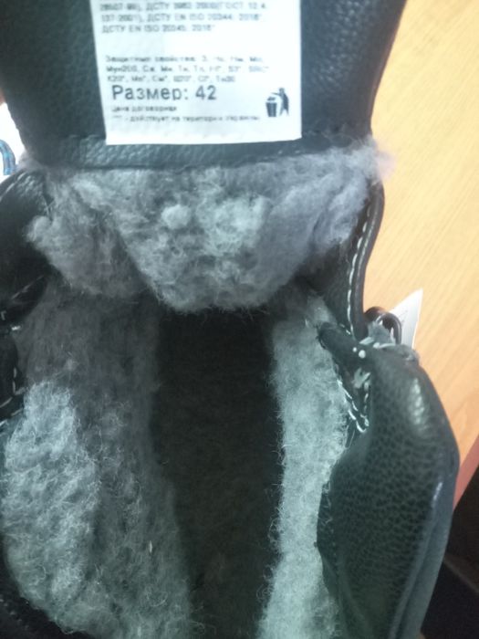 Продам зимние рабочие ботинки.Противоударные.Размер 42.