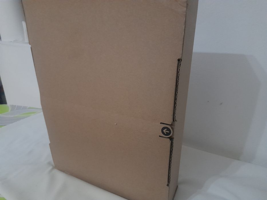 Apple MacBook Air 13" cu procesor Apple M2, 8 nuclee CPU si 8 nuclee