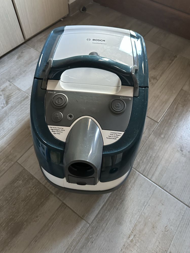 Aspirator cu spalare BOSCH AquaWash&Clean BWD41720