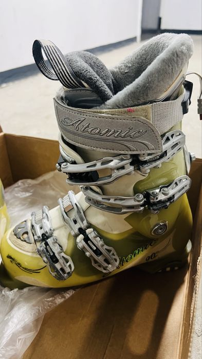 Clapari Atomic marime 24 stare buna, interior blanita foarte comoda