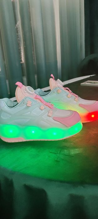 Adidași cu role si luminițe