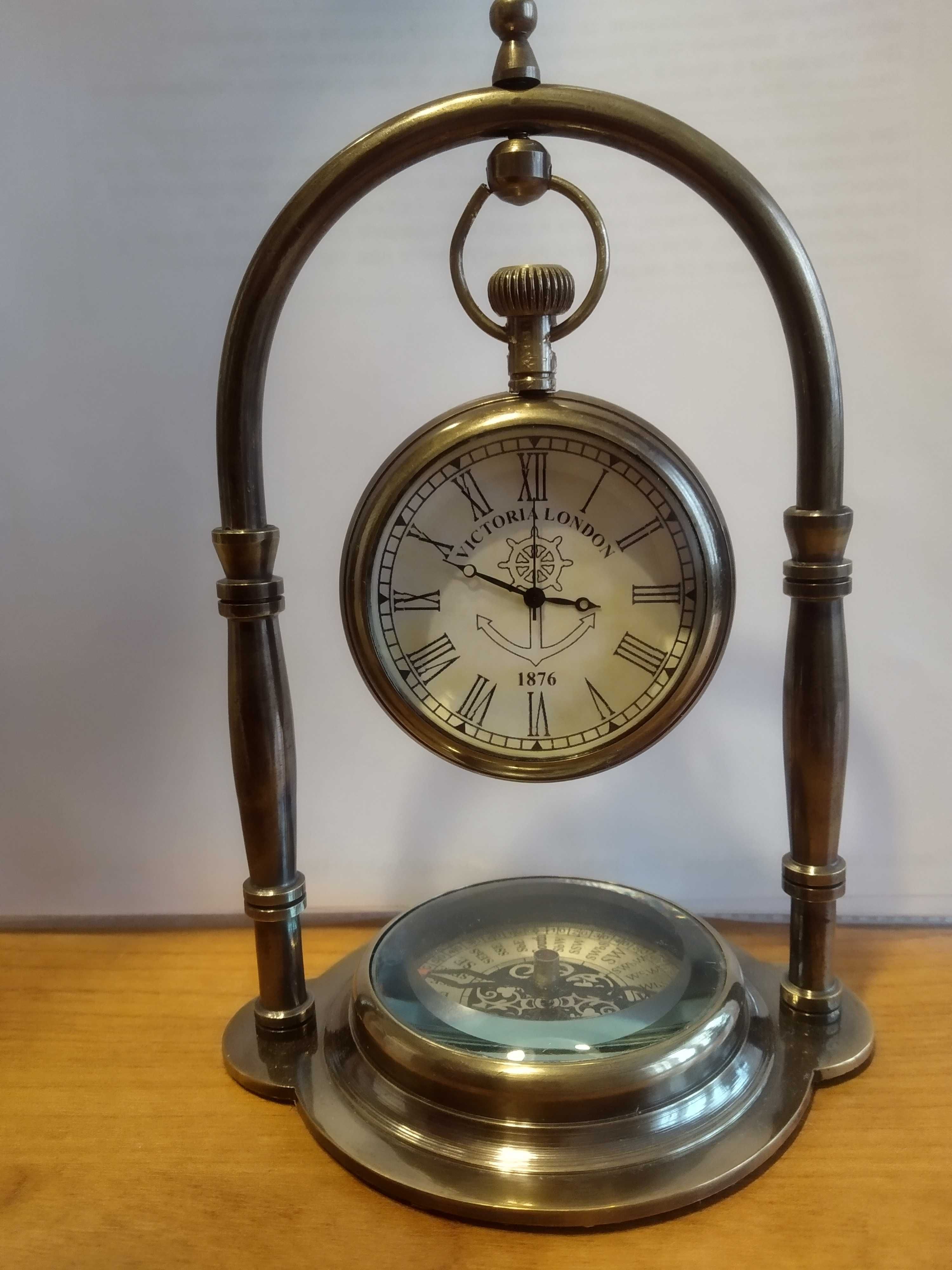 Настолен кварцов часовник с компас от бронз.