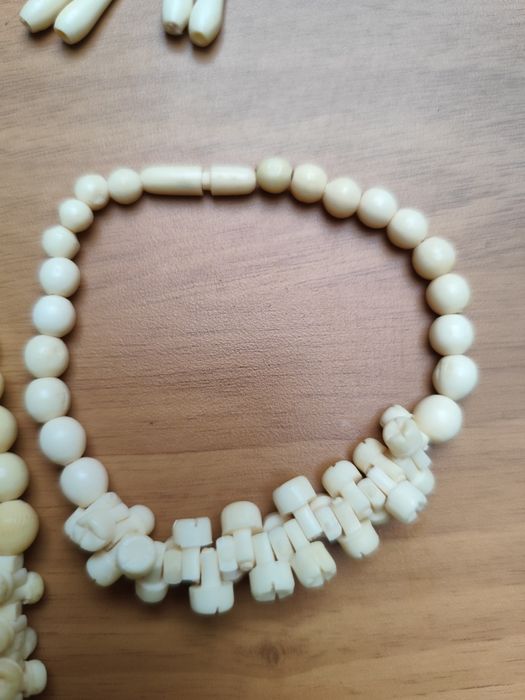 Винтидж комплект бижута от кост с резба ( колие, обици, гривна)